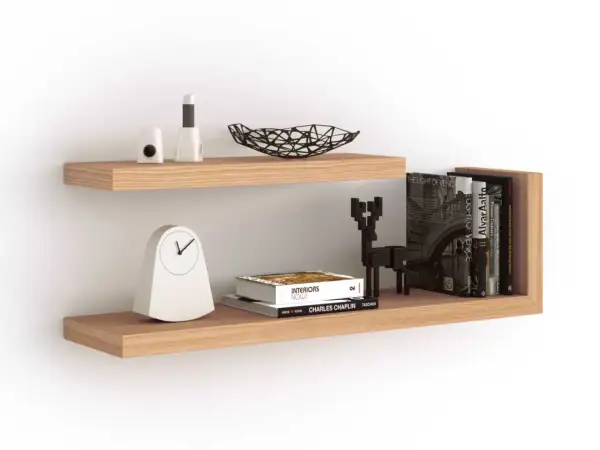 Mensole in legno di quercia, con orologio, libri e decorazioni. Ecco come fissare listelli di legno al muro per un effetto simile.